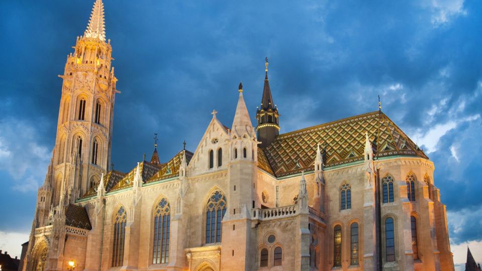 Budapest 3 hour walking tour Tourist Angel Matthias Church